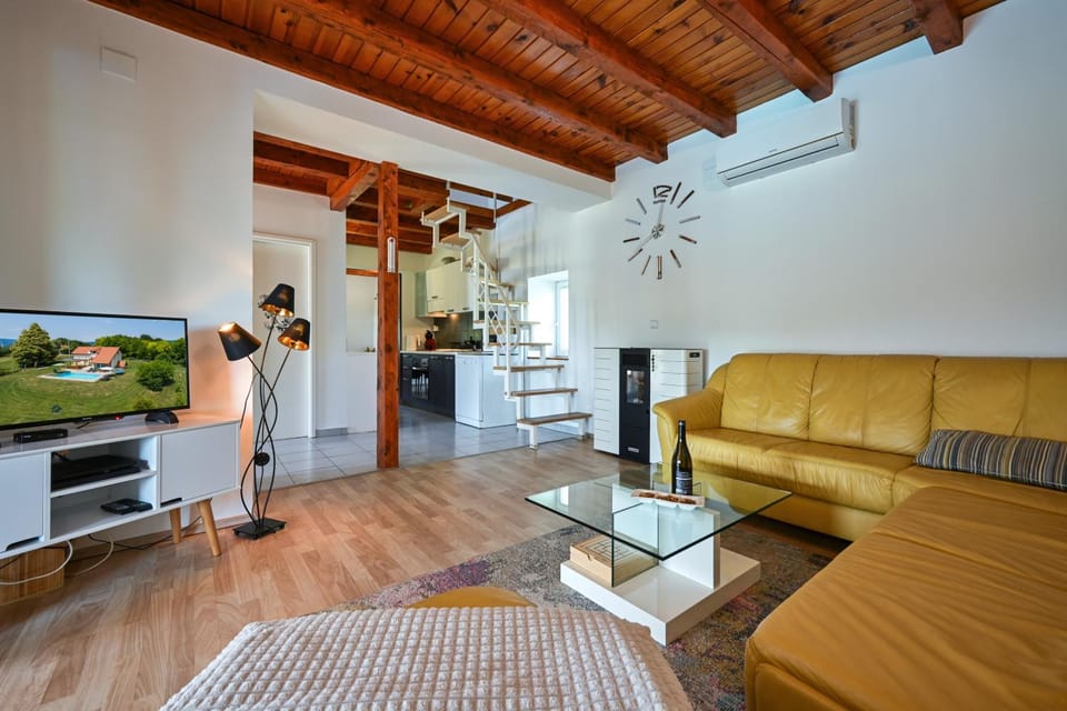 Communal lounge/ TV room, TV and multimedia, Kitchen or kitchenette, Living room, Seating area, Evening entertainment, fireplace