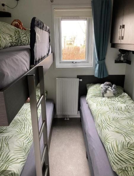Bedroom, bunk bed