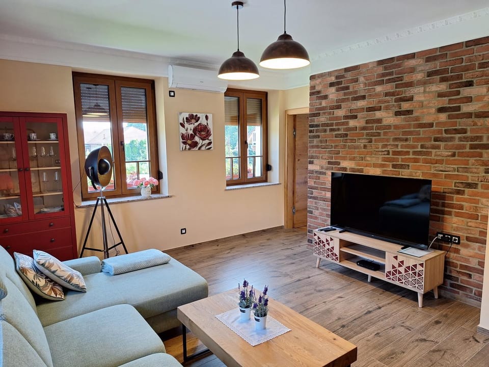 Communal lounge/ TV room, TV and multimedia, Living room, Seating area, Evening entertainment