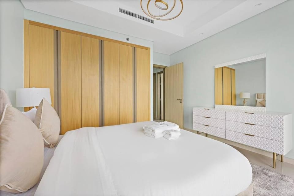 StoneTree - Paramount 3 BR - Infinity Pool Apartment in Dubai