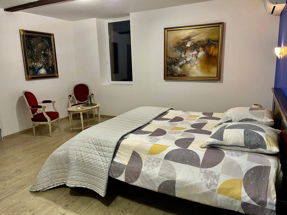 Bed, Photo of the whole room, Seating area