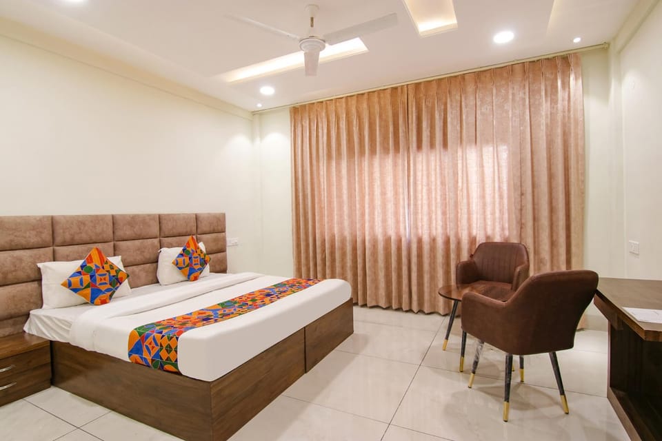 Bed, Seating area, Bedroom