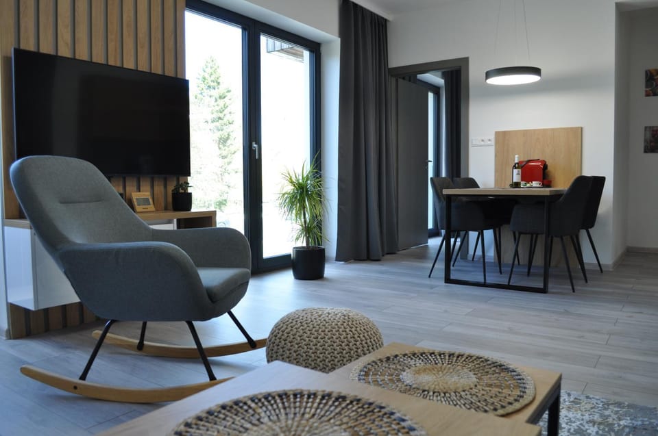 Communal lounge/ TV room, TV and multimedia, Living room, Seating area, Dining area