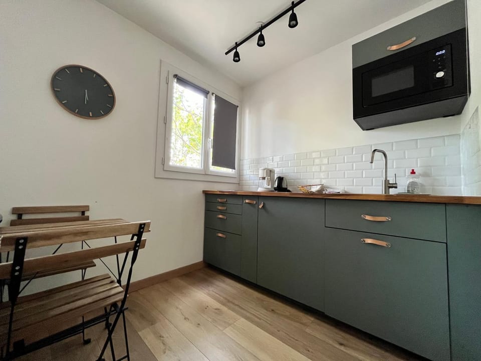 Kitchen or kitchenette, Dining area, minibar, stove