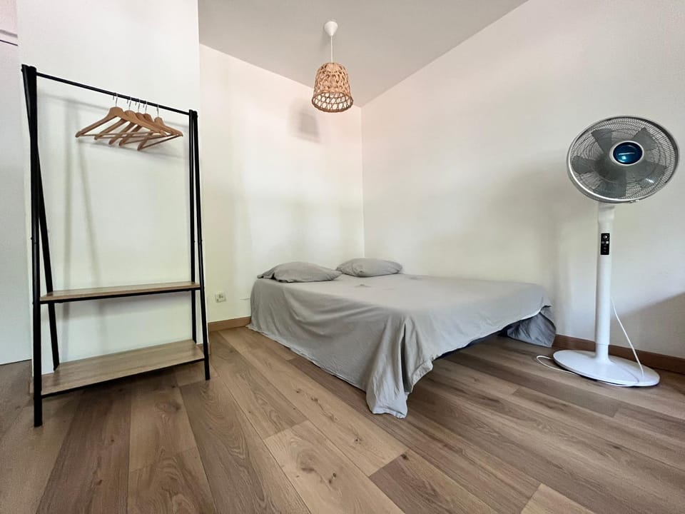 Bed, Photo of the whole room, Bedroom, fireplace, wardrobe