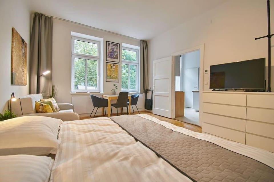 Communal lounge/ TV room, TV and multimedia, Living room, Seating area, Evening entertainment, Bedroom