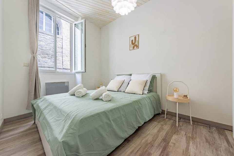 Bed, Bedroom, towels