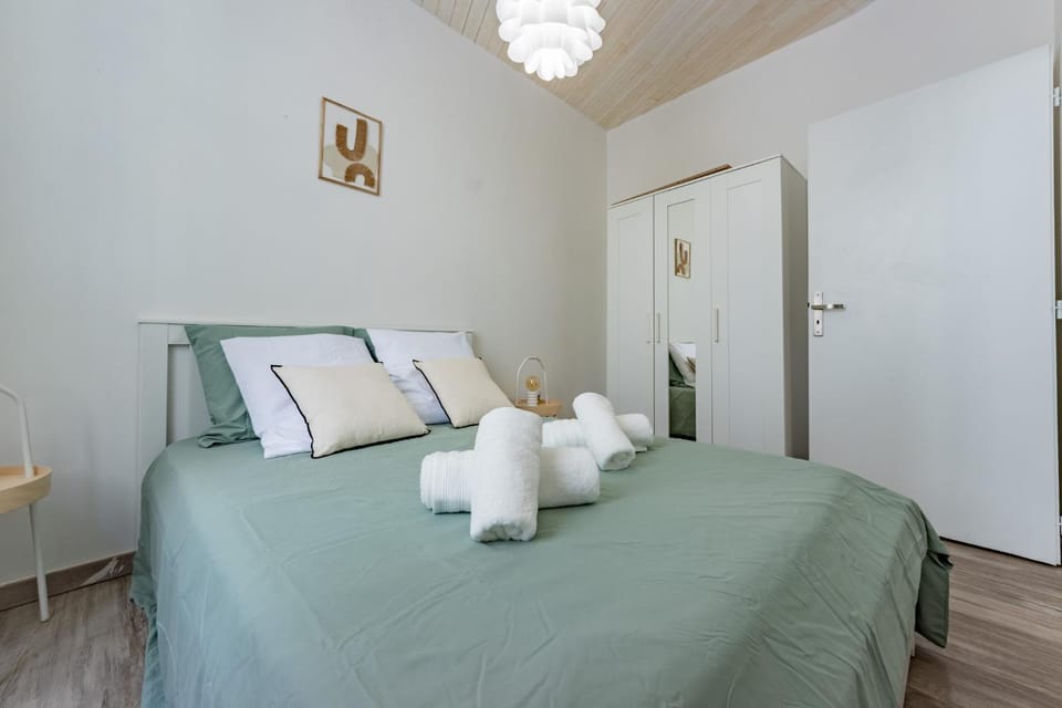Bed, wardrobe