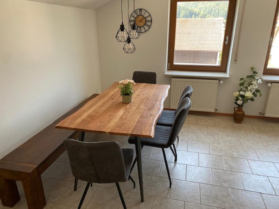 Seating area, Dining area