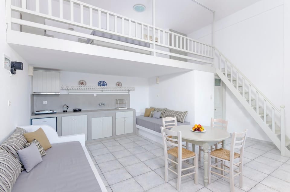 Coffee/tea facilities, Kitchen or kitchenette, Photo of the whole room, Seating area, Dining area