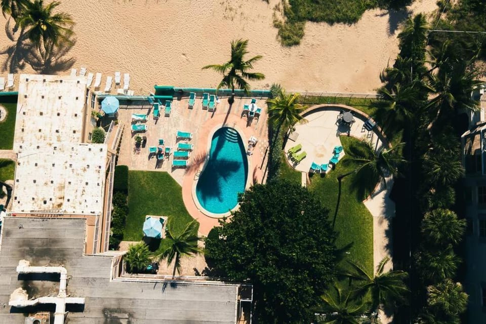 Beachfront-Access to the beach with pool and grill Apartment in Lauderdale-by-the-Sea