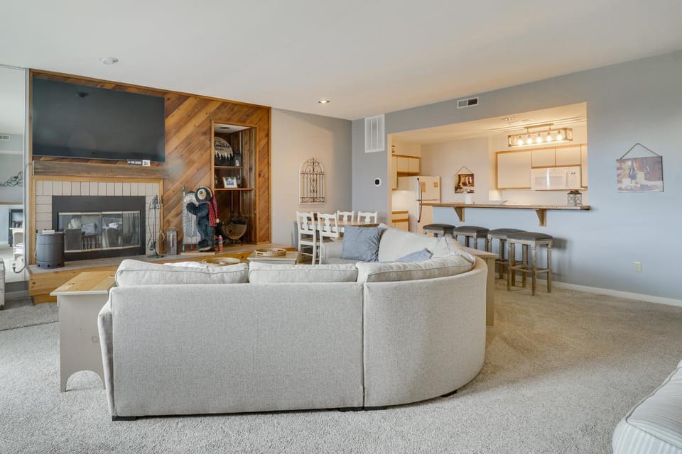 All-Season Fun! Wintergreen Resort Condo w/ Views House in Massies Mill
