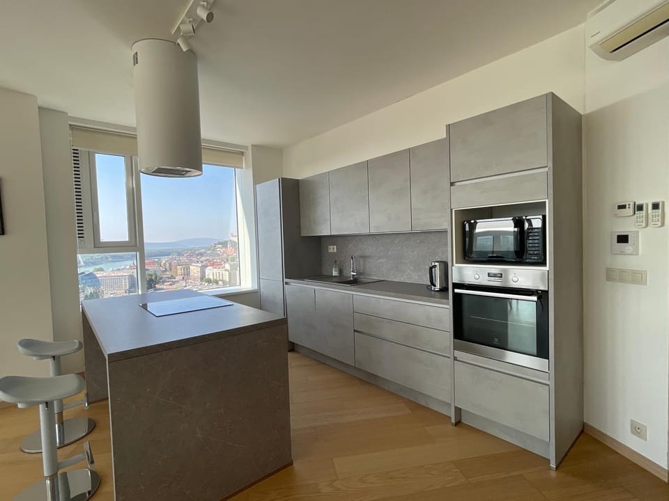 Kitchen or kitchenette, Dining area, dishwasher, minibar, pet friendly, stove