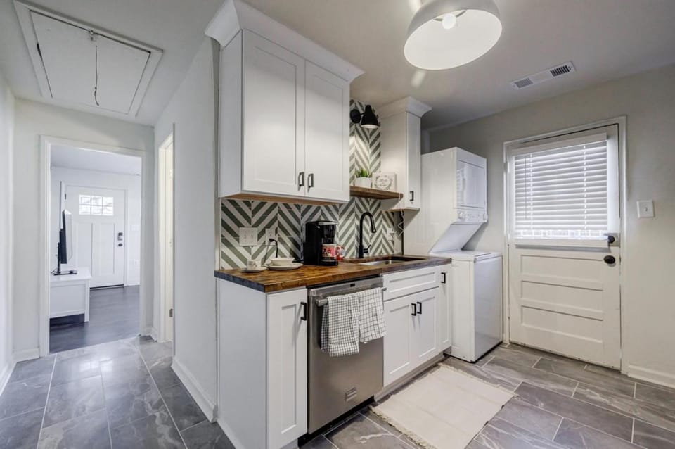 Kitchen or kitchenette, dishwasher
