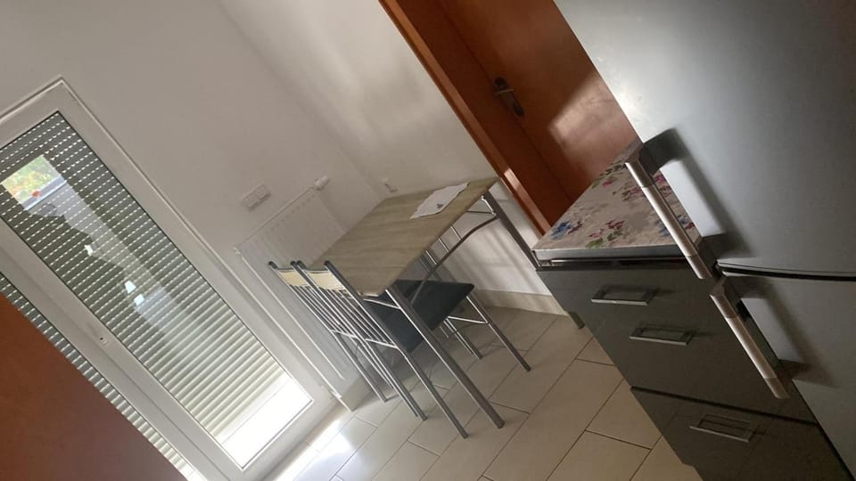 Kitchen or kitchenette, Dining area, hair dresser