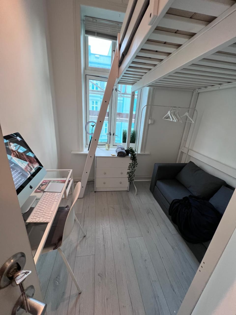 Cozy room with smart solutions Grunerløkka Central Happy Days Bed and Breakfast in Oslo