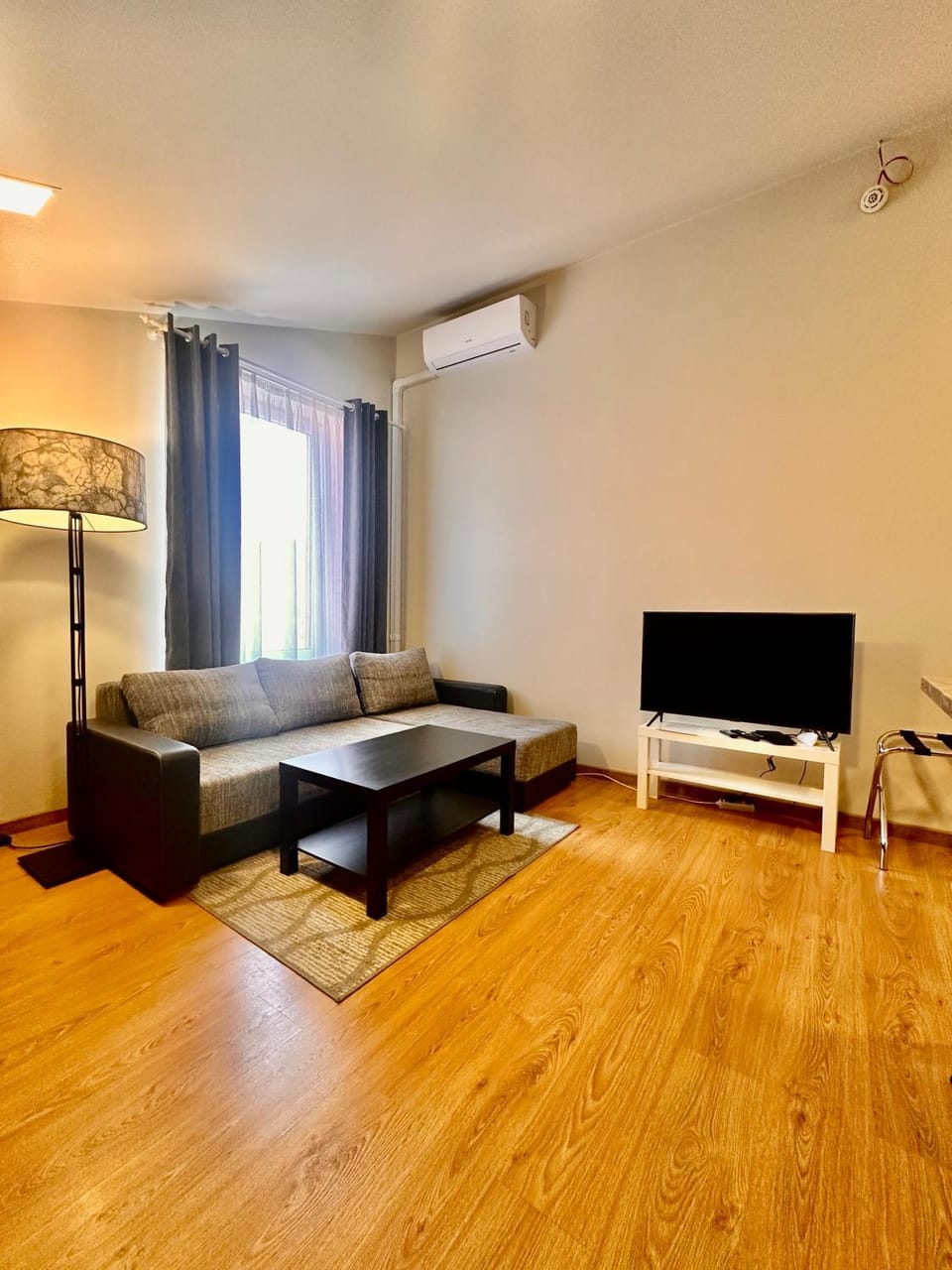 Communal lounge/ TV room, TV and multimedia, Living room, Seating area, air conditioner