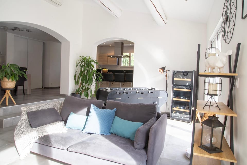 Kitchen or kitchenette, Living room, Seating area