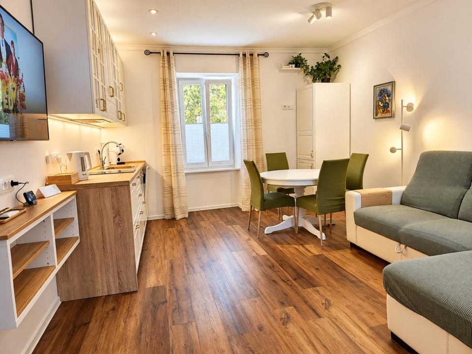 TV and multimedia, Coffee/tea facilities, Kitchen or kitchenette, Living room, Photo of the whole room, Seating area, Dining area
