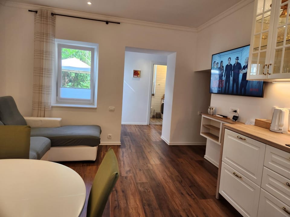 TV and multimedia, Kitchen or kitchenette, Living room, Seating area, Dining area