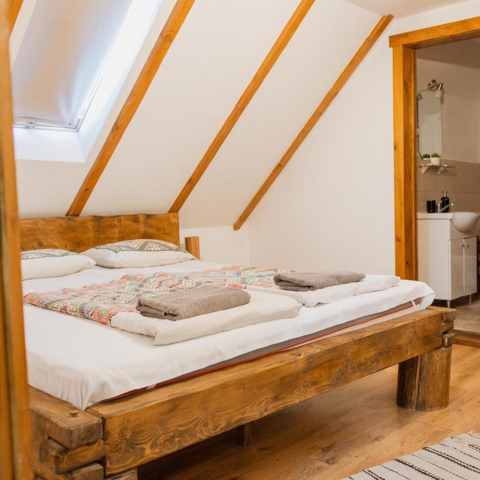 Casa de sub Sipote Bed and Breakfast in Romania