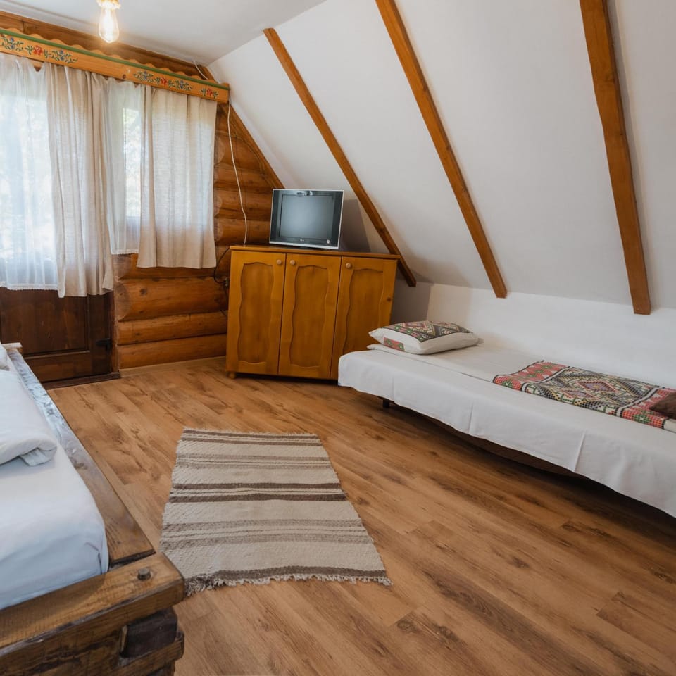 Casa de sub Sipote Bed and Breakfast in Romania