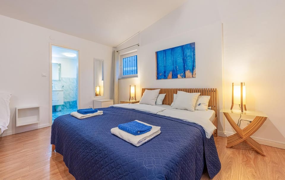 Bed, Bedroom, air conditioner