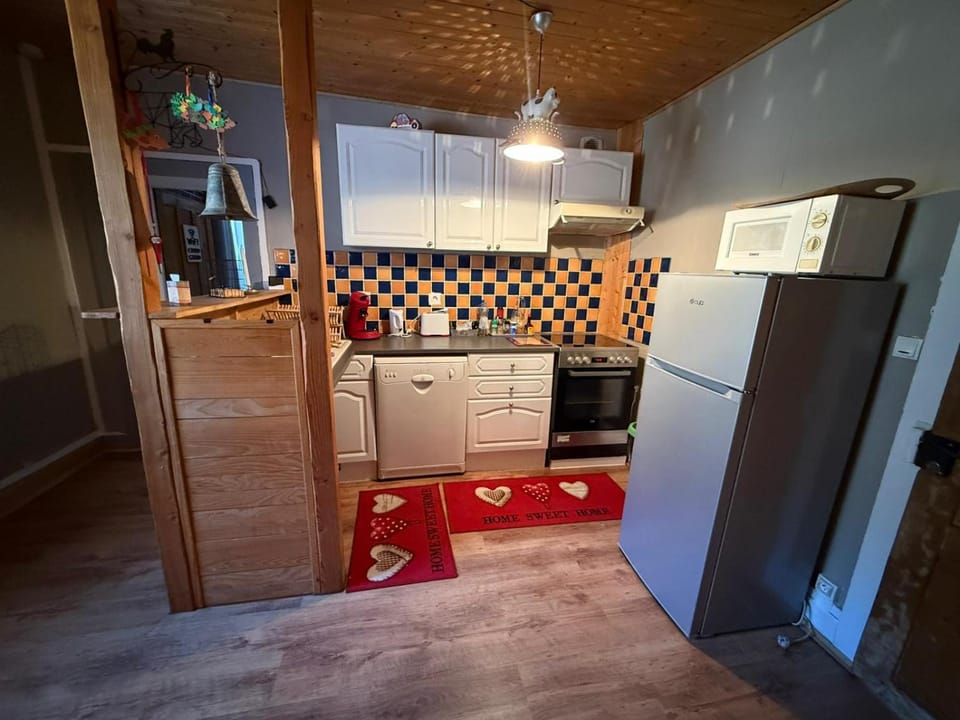 Kitchen or kitchenette, oven, stove