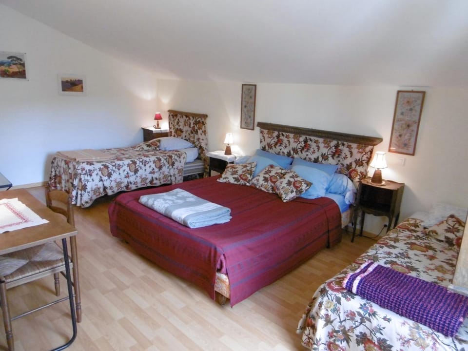 Bed, Bedroom, children, group of guests, Family