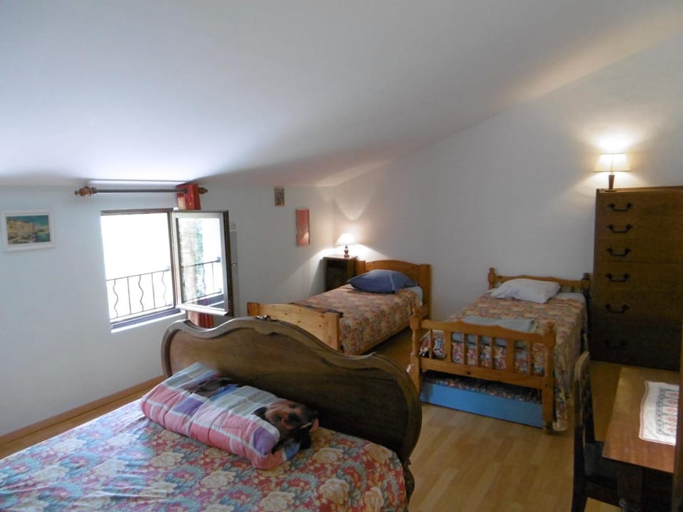 Bed, Bedroom, children, group of guests, Family