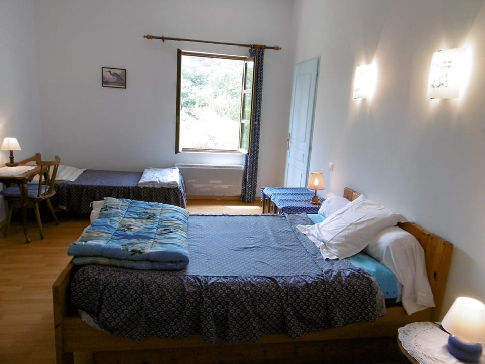 Bed, Bedroom, children, group of guests, Family