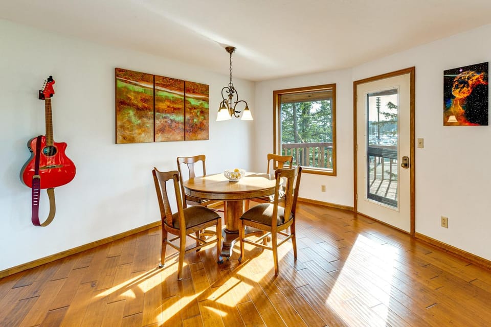Serene La Conner Retreat w/ Fireplace & Deck! House in Whidbey Island