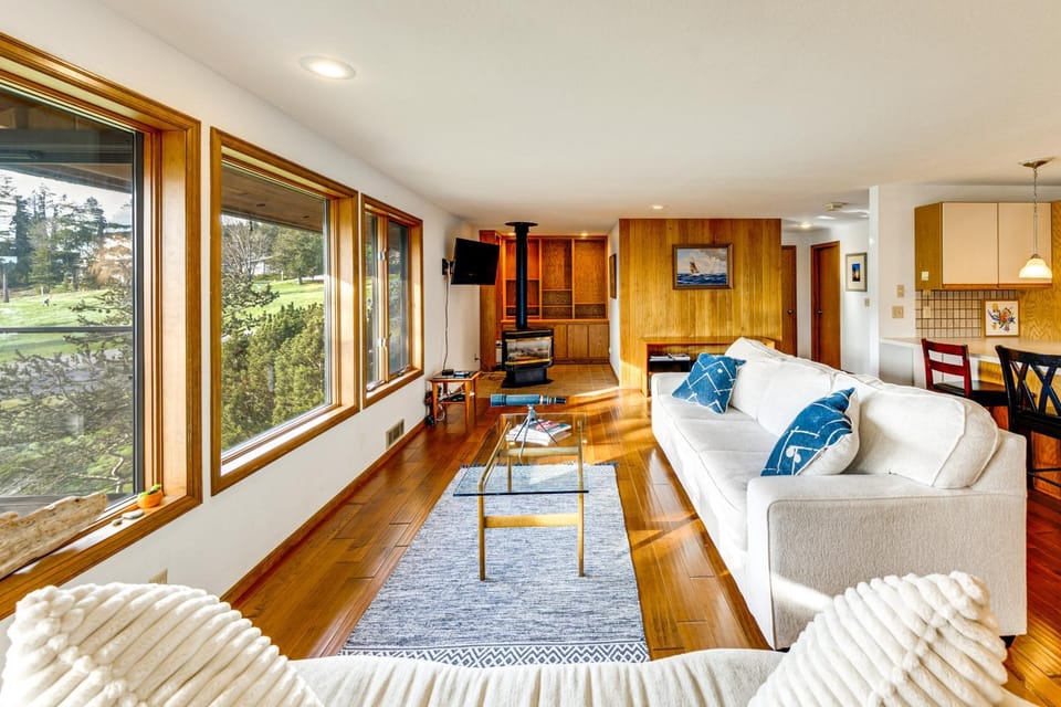 Serene La Conner Retreat w/ Fireplace & Deck! House in Whidbey Island