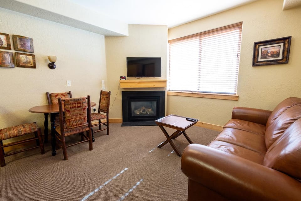 Silverado Lodge - 1 BR Suite, King Bed & Pool View Apartment in Wasatch County
