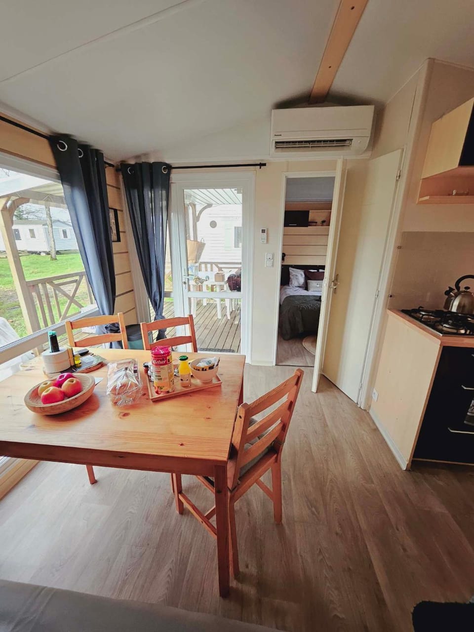 Kitchen or kitchenette, Living room, Seating area, Dining area, stove