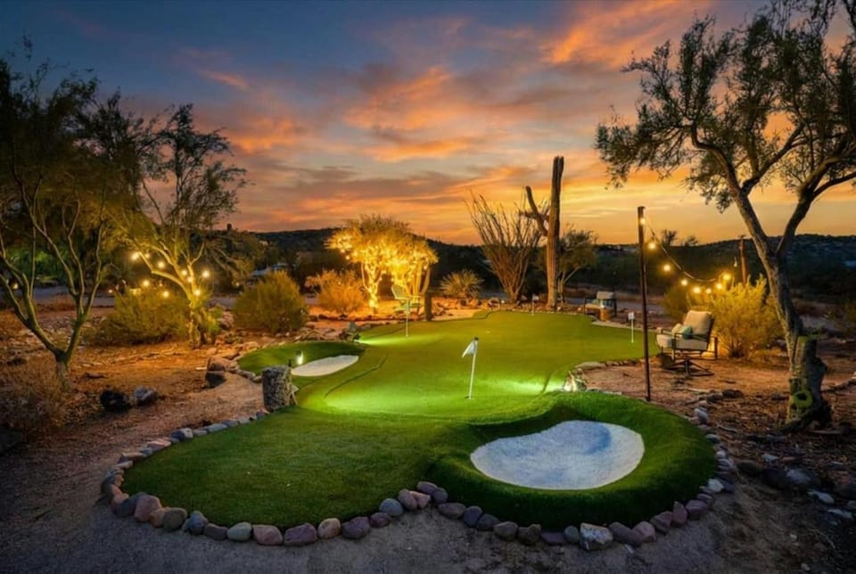 Desert Oasis Pool, Golf, Games Mountain Views Villa in New River