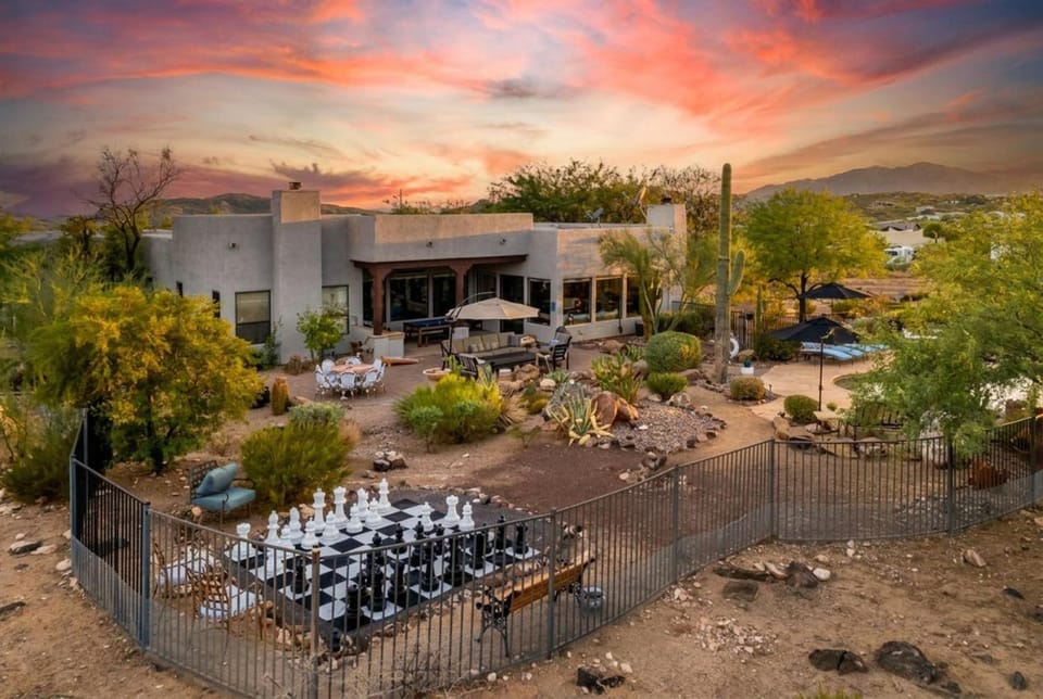 Desert Oasis Pool, Golf, Games Mountain Views Villa in New River