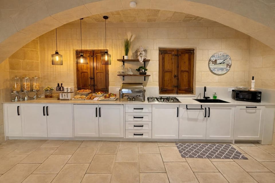 Kitchen or kitchenette, Internal: Not applicable to any particular room