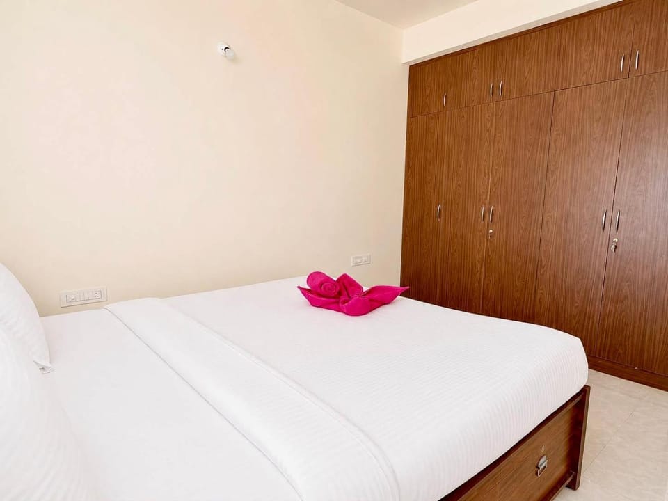 Bed, Photo of the whole room, Bedroom, towels, wardrobe