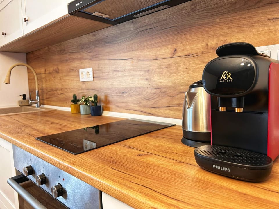 Coffee/tea facilities, Kitchen or kitchenette, stove