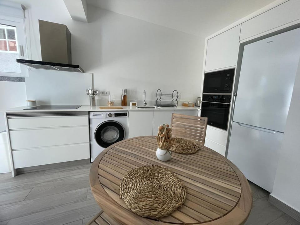 Kitchen or kitchenette, Dining area, minibar, stove