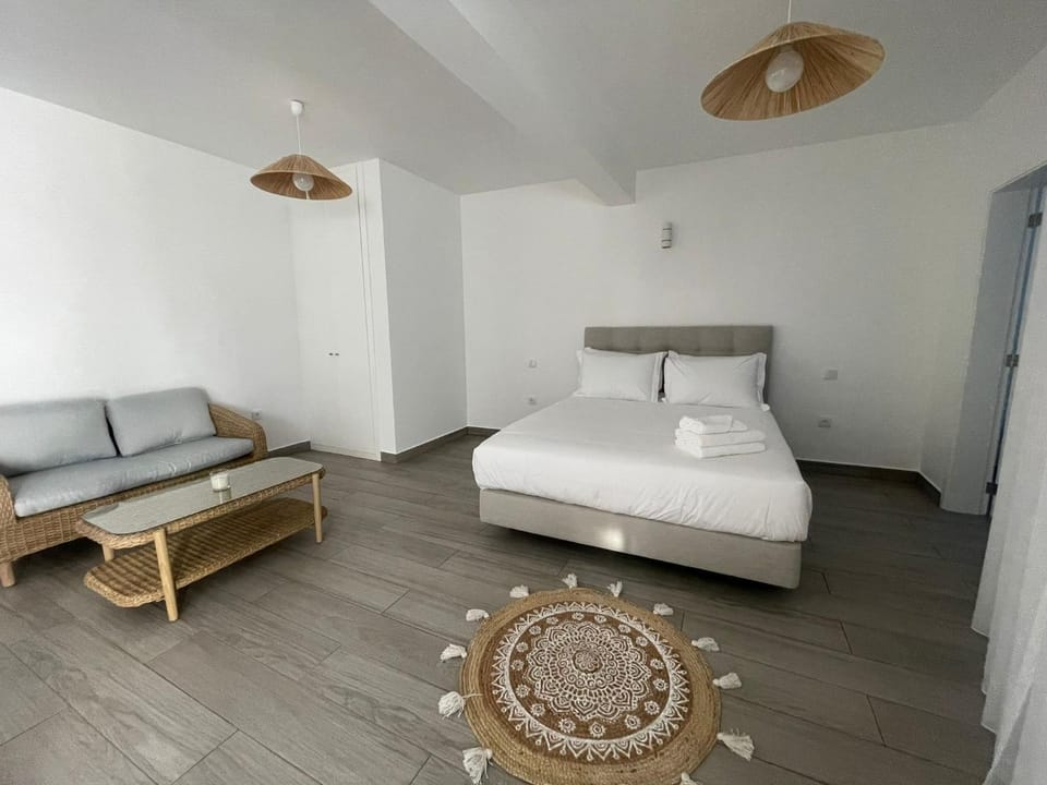 Bed, Living room, Photo of the whole room, Seating area, Bedroom