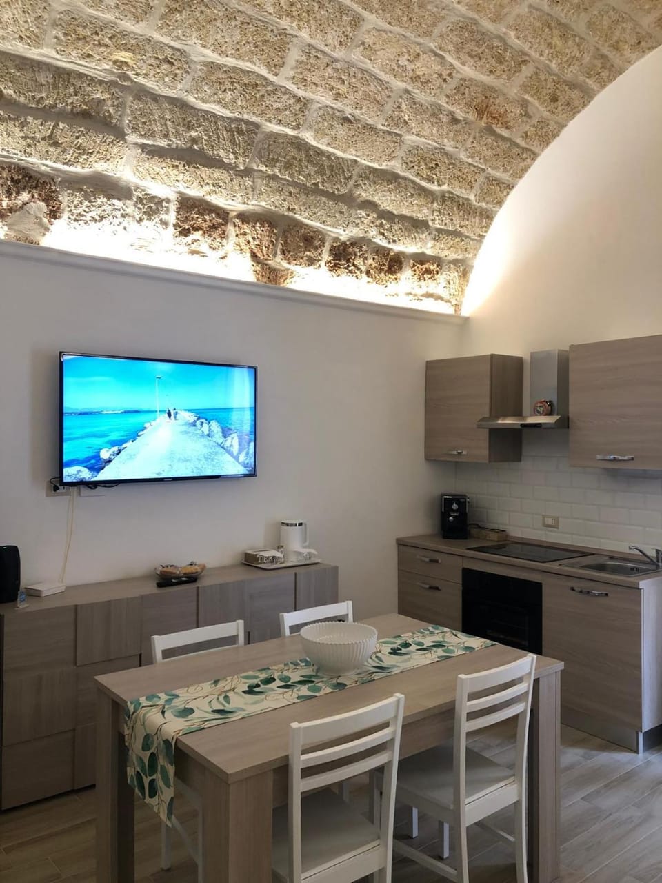 TV and multimedia, Kitchen or kitchenette, Living room, Seating area, Dining area, oven, stove