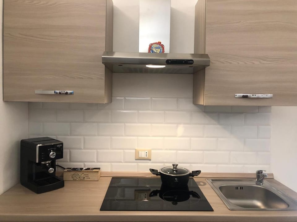 Coffee/tea facilities, Kitchen or kitchenette, stove, toaster