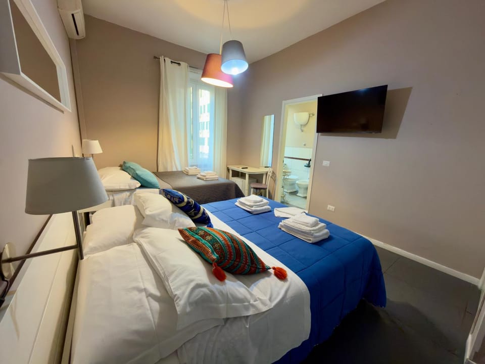 TV and multimedia, Photo of the whole room, Bedroom, hair dresser, towels
