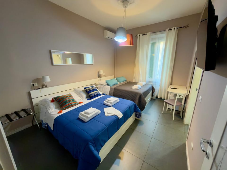 Bed, TV and multimedia, Photo of the whole room, Bedroom, towels, wardrobe