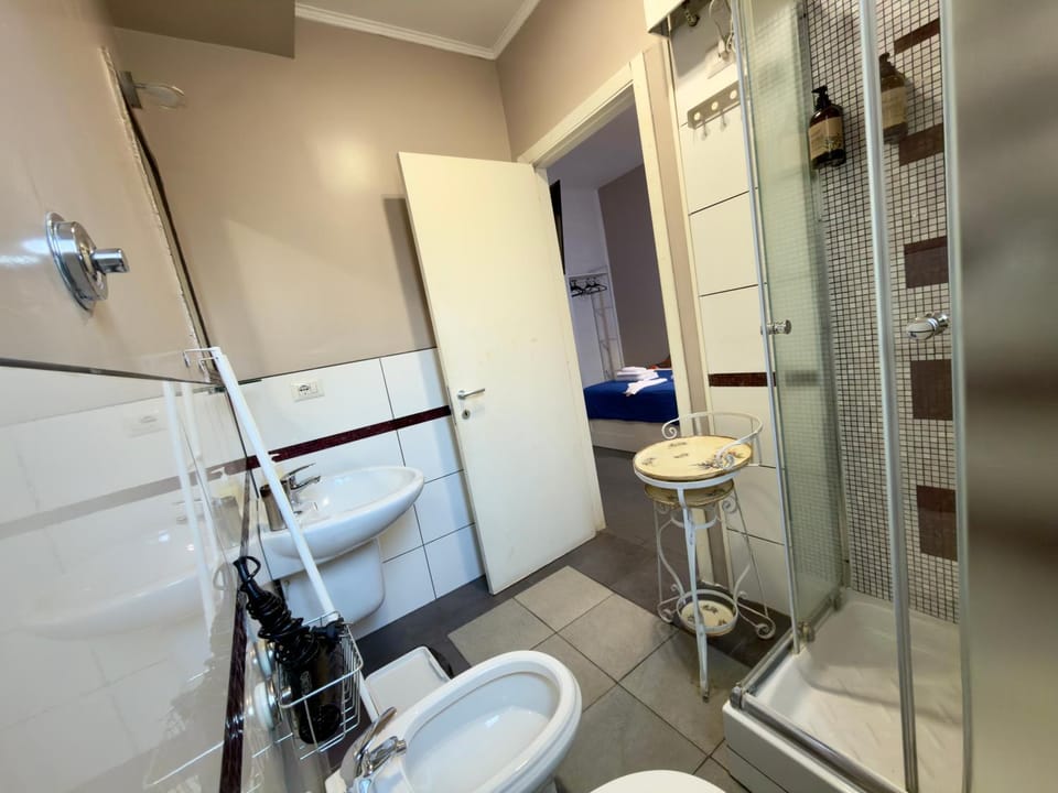 Shower, Toilet, Bathroom, bidet, towels