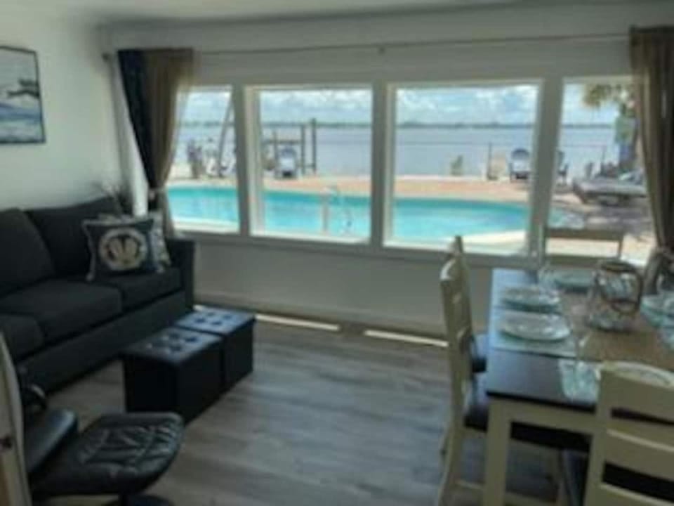 Waterfront Mermaids Retreat Charms! Pool & Bay Villa in Manasota Key