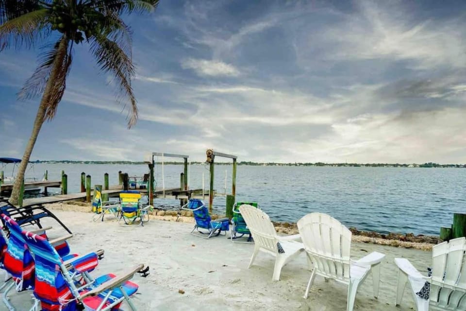 Waterfront "Paradise Bay" Wows Guests! Pool & Bay Villa in Manasota Key