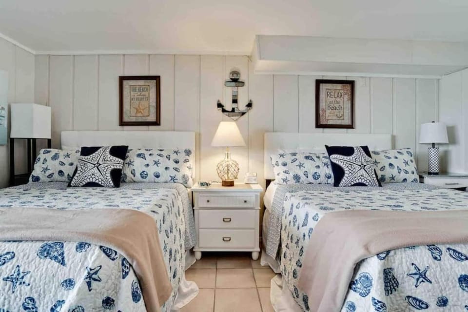 Waterfront "Paradise Bay" Wows Guests! Pool & Bay Villa in Manasota Key